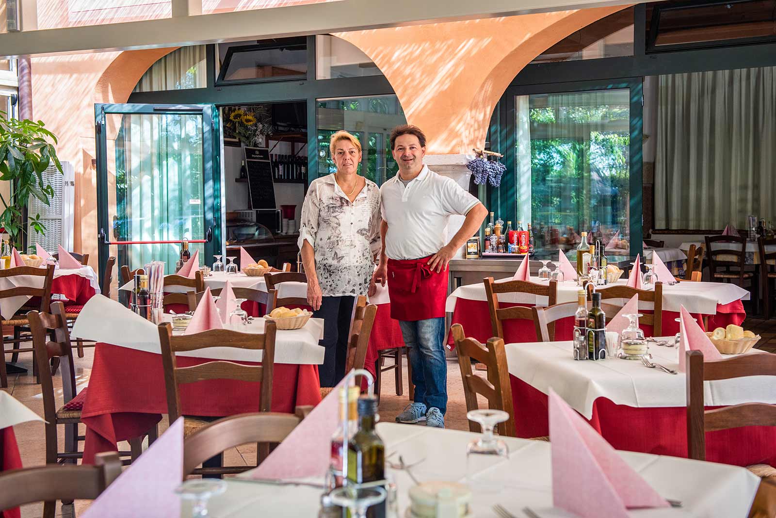 Caratterizzate da uno stile semplice
con mobili in legno e pavimenti piastrellati,
le camere offrono la vista su Monte Baldo
o sul giardino interno e dispongono
di ventilatore, TV e bagno privato con doccia
e… Continue Reading..